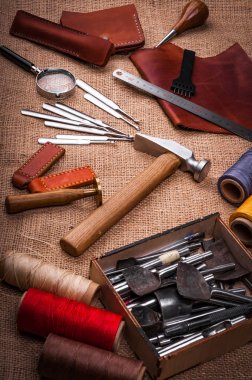 Tablo Tekstil, deri tekne ekipmanları, demir cetvel, çekiç ve Büyüteç camı kabartma ile kaplı