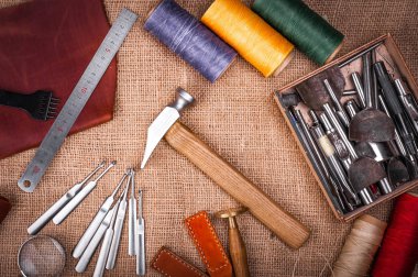 Tekstil, deri el sanatları araçları üstten görünüm kabartma ile atölye tablo 