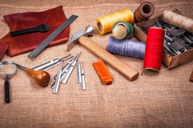 Tablo Tekstil, deri tekne ekipmanları, demir cetvel, çekiç ve Büyüteç camı kabartma ile kaplı