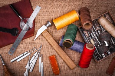 üst deri el sanatları araçları ahşap kutusunda, atölye tablo görünümünü Tekstil kabartma ile kaplı