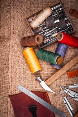 deri el sanatları araçları ahşap kutusunda, tekstil kabartma ile atölye tablo Üstten Görünüm