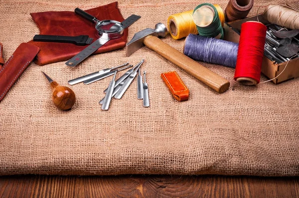 deri el sanatları aletleri, demir cetvel, çekiç ve Büyüteç camı masada Tekstil kabartma ile kaplı