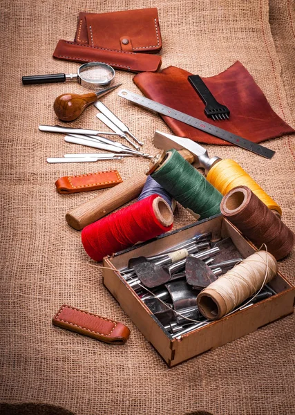 Lederen Craft Tools Houten Doos Workshop Tabel Bedekt Met Preegdruk — Stockfoto