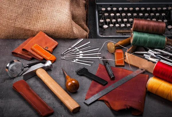 terzi araçları masada vintage daktilo makinesi ile işçiliği deri