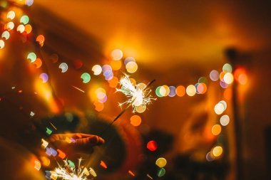 Kısmi yanan havai fişekleri, Noel ve yeni yıl kutlama tutan el görünümünü