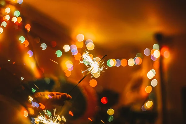 Teilansicht Von Brennenden Wunderkerzen Der Hand Weihnachts Und Neujahrsfeier — Stockfoto