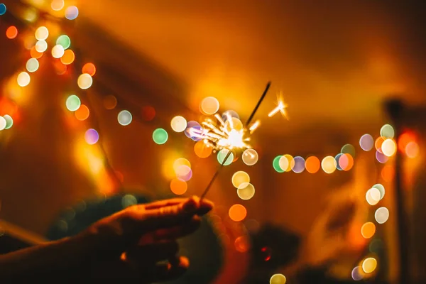 Person Hält Brennende Wunderkerze Raum Mit Beleuchteten Lichtern Der Hand — Stockfoto
