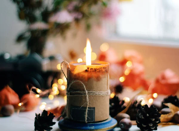 Vela Encendida Con Luces Brillantes Conos Árbol Navidad Mesa — Foto de Stock