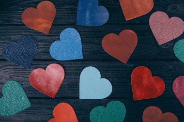 deri Tekstil ahşap yüzeye renkli kalpler ile yapılan 