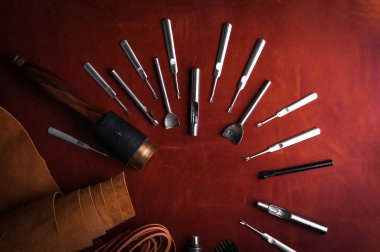 el sanatları deri metal araçları kümesinin üstten görünüm 