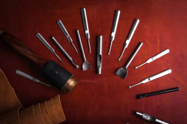 Kırmızı yüzeyinde deri metal araçları en iyi görünümü ayarlama