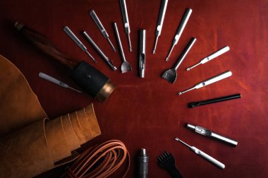 farklı deri metal araçları üstten görünüm kırmızı yüzeyi