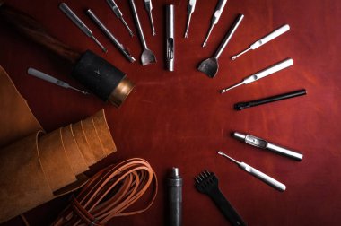 haddelenmiş terry deri kayış ve kumaş, el sanatları metal aletleri masada Üstten Görünüm