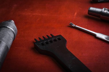 kadar yakın ve paslanmaz çelik kısmi görünümünü kırmızı yüzeyinde araçları