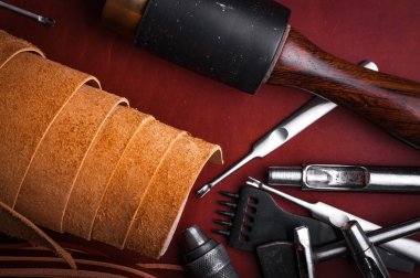 kahverengi deri terry kayışları ile üstten görünüm elişi metal aletleri  