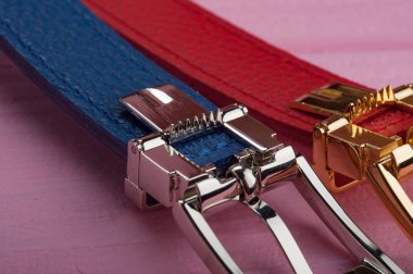 mavi ve kırmızı kadın kemerleri kısmi görünümünü pembe yüzeyi