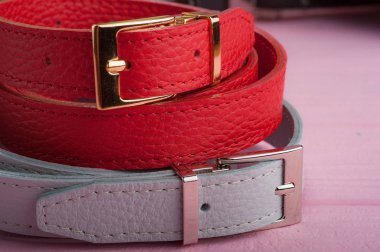 iki pembe yüzeyinde kadın kemer tokaları ile haddelenmiş