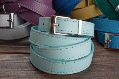 Klasik kadın kemerler ahşap yüzeyde haddelenmiş.