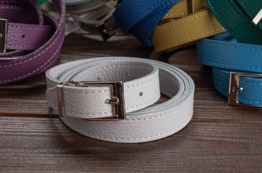 renkli haddelenmiş kadın kemer ortasında ahşap yüzey, beyaz kuşak üzerinde