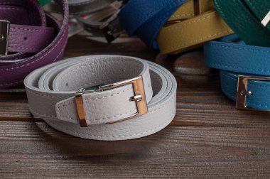 ahşap yüzey üzerinde renkli haddelenmiş kadın kemerleri