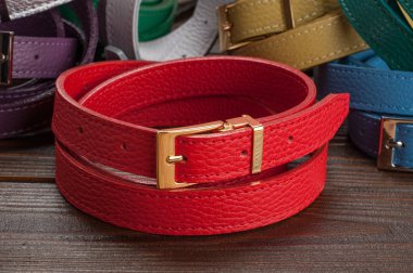 parlak kırmızı kadın kemer, arka plan üzerinde renkli pantolon kemer gösteri