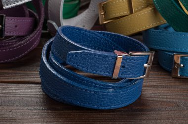 şık kadın kemerler ahşap yüzeyde haddelenmiş.