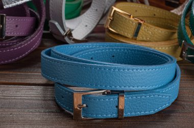 kadın kemer tokaları ahşap yüzeyi ile