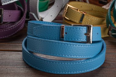 kadın kemerler ahşap yüzey üzerinde gösterimi