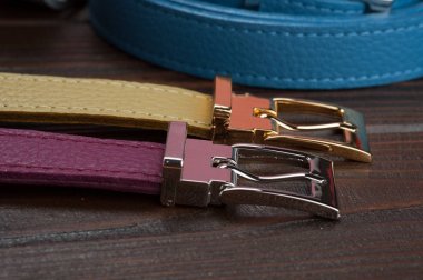 moda kemerler kısmi görünümü tablo ahşap yüzeyine