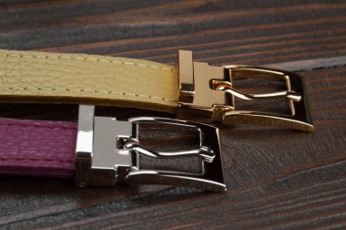 iki kemer kısmi görünümü tablo ahşap yüzeyine