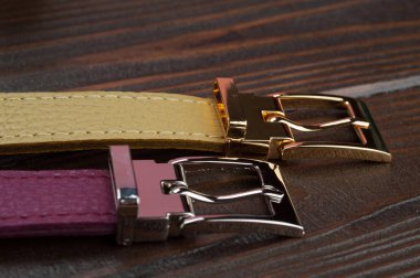 mor ve altın kemer kısmi görünümünü ahşap yüzey üzerinde