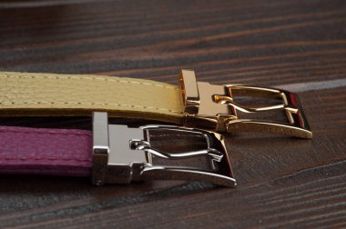 iki şık kemer kısmi görünümünü ahşap yüzey üzerinde