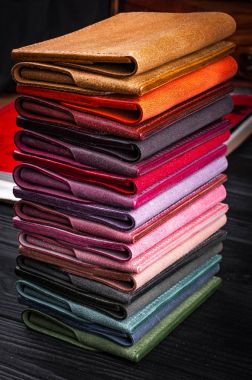 moda renkli deri cüzdan koleksiyonu gösteri