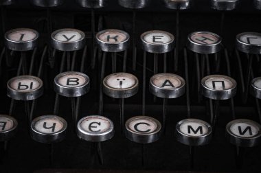 vintage daktilo makinesi klavye tuşları Kiril alfabesi ile kadeh yukarıya kapatmak