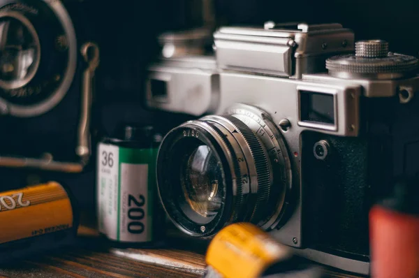 Analoge Alte Fotokamera Und Rollen — Stockfoto