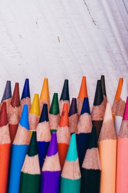 tablo farklı renkli kalemler