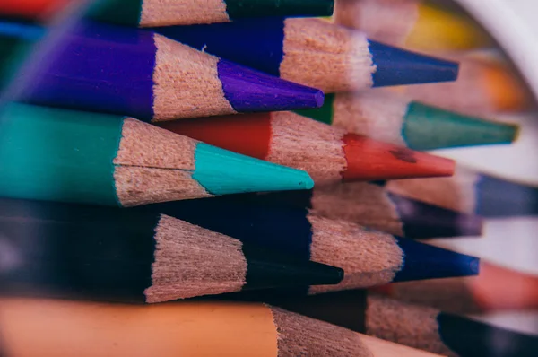 Tiro Macro Lápis Coloridos Através Lupa — Fotografia de Stock