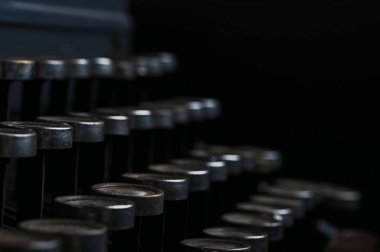 Retro daktilo makinesi, siyah arka plan üzerinde klavye tuşları