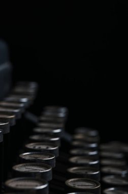 siyah arka plan üzerine daktilo makinesi klavye tuşları yan görünüm