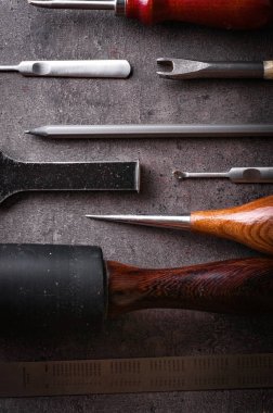 deri çalışması için farklı el sanatları araçları