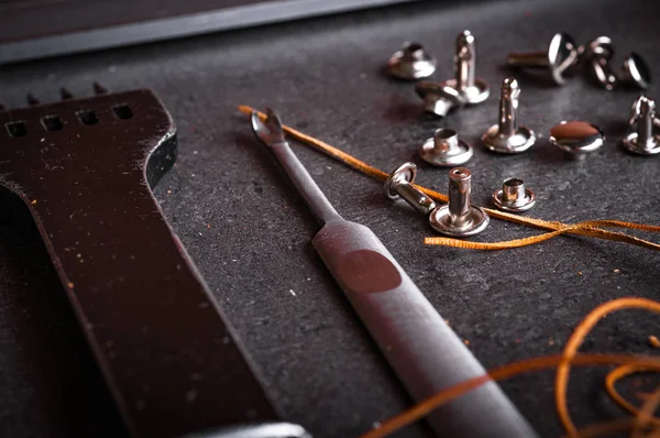 Bruin Lederen Strijkers Tools Met Knoppen — Stockfoto