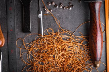 çalışma alanı tablosu profesyonel araçlar ve kahverengi deri halatlar ile