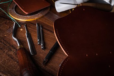 çalışma alanı tablosu küçük iş yapma ayakkabı deri el sanatları araçlarıyla