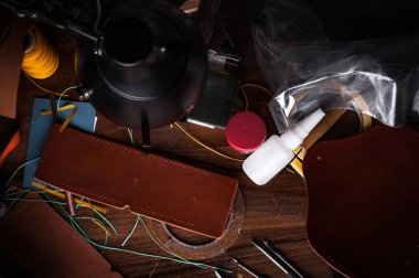 leathercraft küçük işletme İmalat deri el sanatları araçlarıyla dağınık çalışma alanı tablosu
