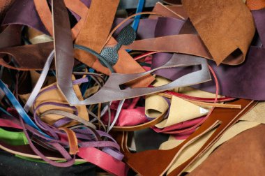 Deri malzeme kesilerek parçalar