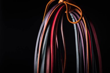 kahverengi üzerine asılı renkli deri kemerler studio ip