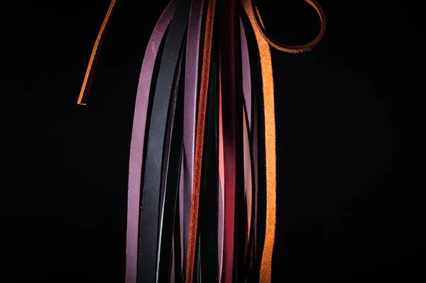 五颜六色的皮革绳索收藏在黑色 — 图库照片
