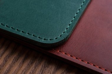 ahşap masa yüzeyi deri cüzdan makro çekim