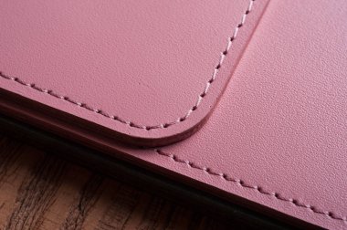 pembe deri cüzdan ahşap masa yüzeyi görüntüsünü kapatmak