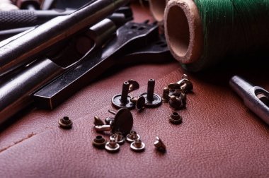 İmalat deri araçları ve masada paslanmaz düğmeleri